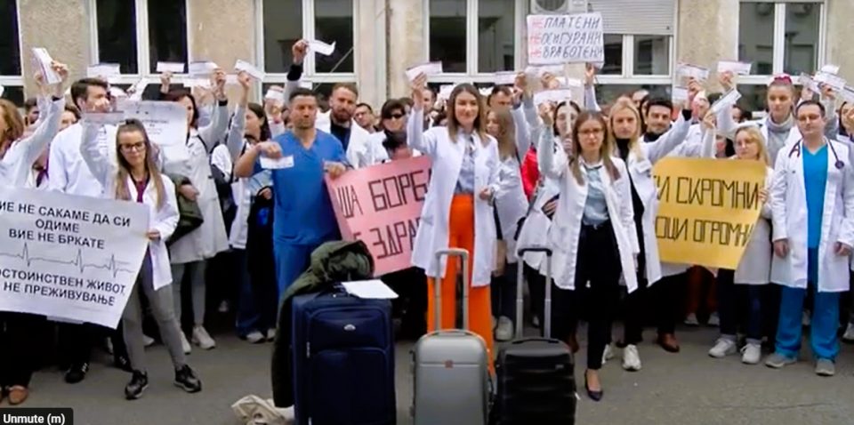 Се спремаат да заминат: Приватните специјализaнти протестираа со куфери, над 70 отсто од студентите по медицина активно учат германски