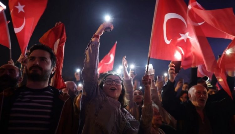 Еден загинат и четворица повредени на постизборните протести во Турција