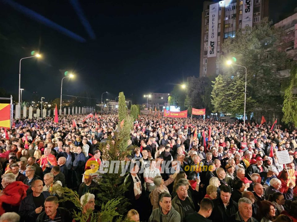 „Македонија повторно горда“: Почна народниот митинг на ВМРО ДПМНЕ пред Владата