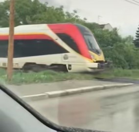 Само во Македонија воз чека да помине автомобил