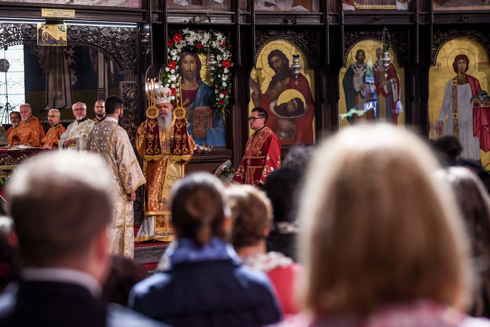 Владина делегација присуствуваше на свечената Велигденска литургија во соборниот храм Св. „Климент Охридски“