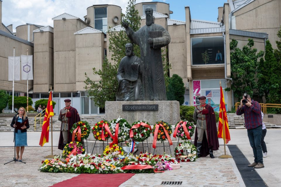 Владина делегација положи цвеќе на споменикот на Свети Кирил и Методиј, на платото пред Универзитетот „Св. Кирил и Методиј“ во Скопје