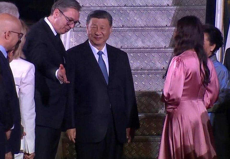 Кинескиот претседател Си Џинпинг пристигна во Србија- Вучиќ го пречека на аеродромот во Белград (ВИДЕО)
