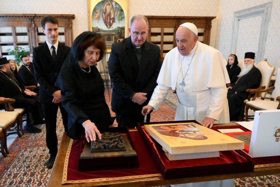 Претседателката Сиљановска Давкова на Папата Франциск му подари голема резбa со мотив од птицата феникс којшто претставува симбол на вечноста