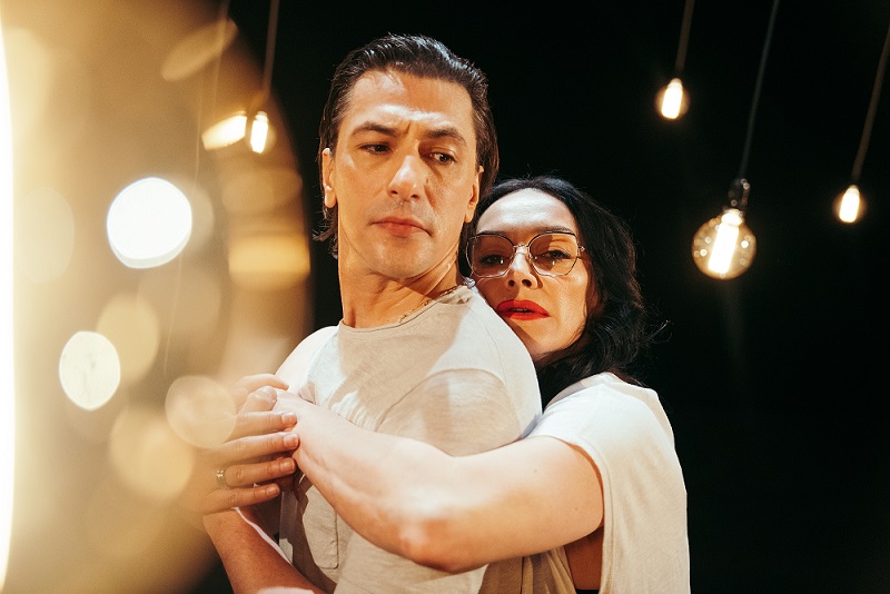 „Парови“ – драма за двојки кои ги поврзува потребата за љубов и немоќта да ги променат работите