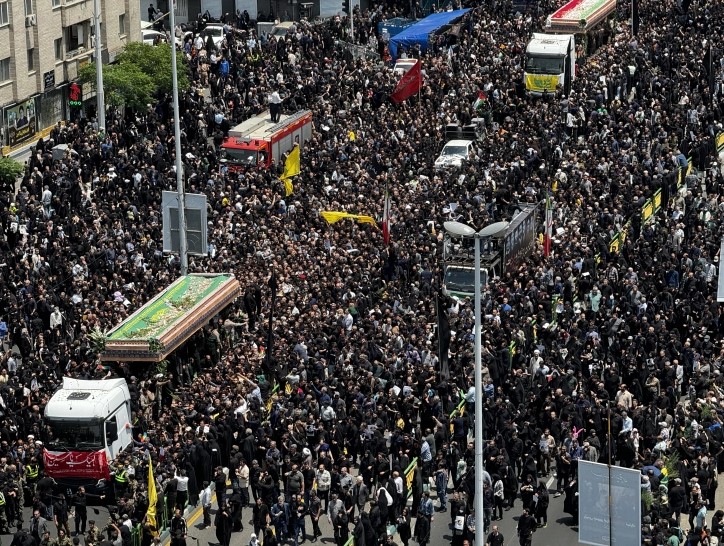 Стотици илјади луѓе излегоа на улиците во Техеран да се збогуваат од претседателот Раиси