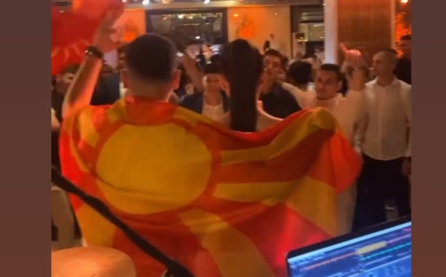 Со македонско знаме и „Налеј, налеј“ Марија Спасовска прослави матура, генерацијата ја почасти со песна