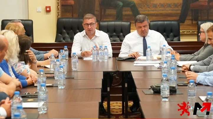 Мицкоски се сретна со пратениците на ВМРО-ДПМНЕ и коалицијата „Твоја Македонија“