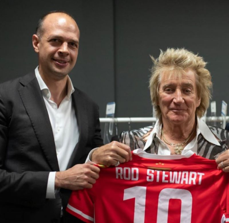 Род Стјуарт доби дрес на Црвена звезда со неговото име и бројот 10 на него