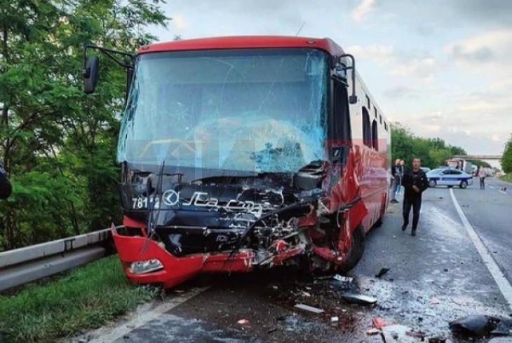 Загина возач, 30 патници повредени во директен судир утрово во Србија