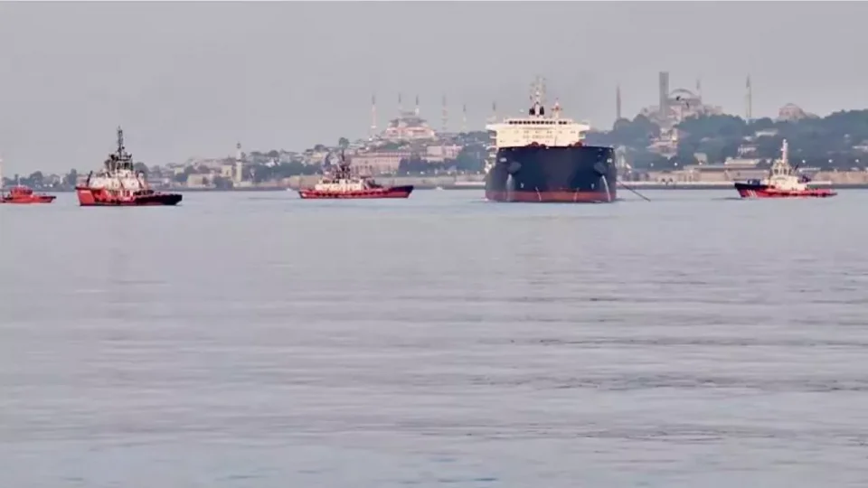 Затворен Босфор откако се насука товарен брод