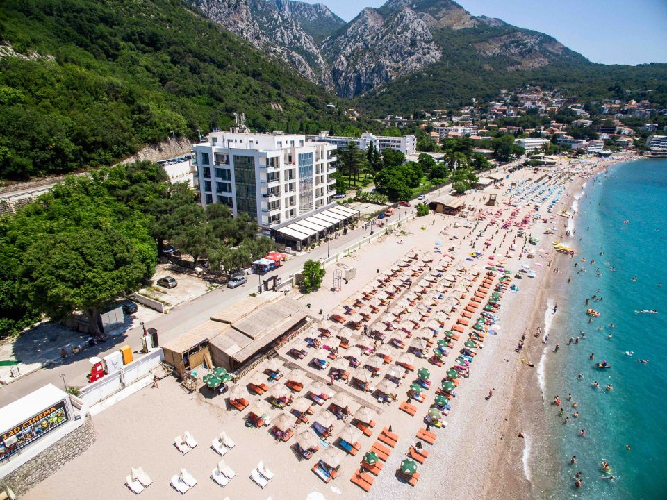 „На 110 евра дневно и за ова ли треба да плаќам?“: Туристите во Црна Гора се жалат на скапотијата