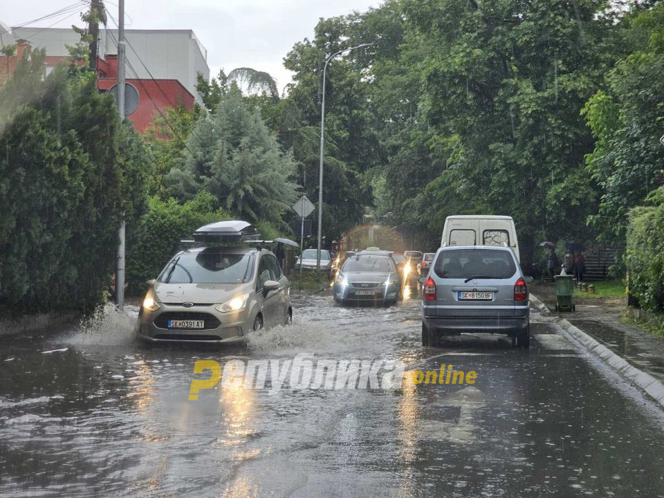 Почна дождот во Скопје, граѓаните наместо по улици возат низ реки