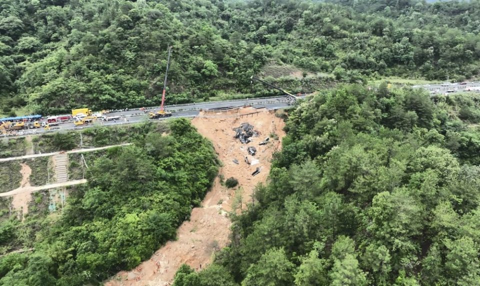 Се урна автопат на југот на Кина, загинаа 36 лица
