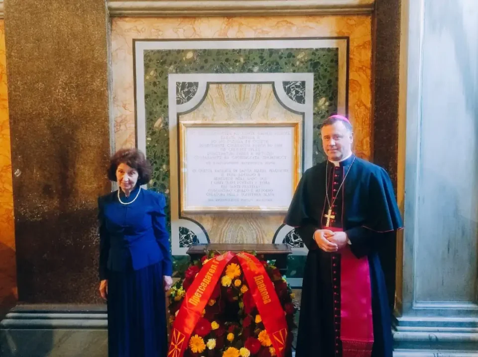 Сиљановска Давкова положи венец пред спомен-плочата на македонски јазик во базиликата „Санта Марија Маџоре“ во Рим