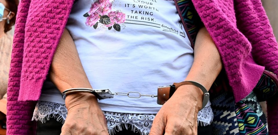 Земаат пари за да прикријат „сообраќајка“: Бугарка и охриѓанец мамеле постари лица низ Македонија