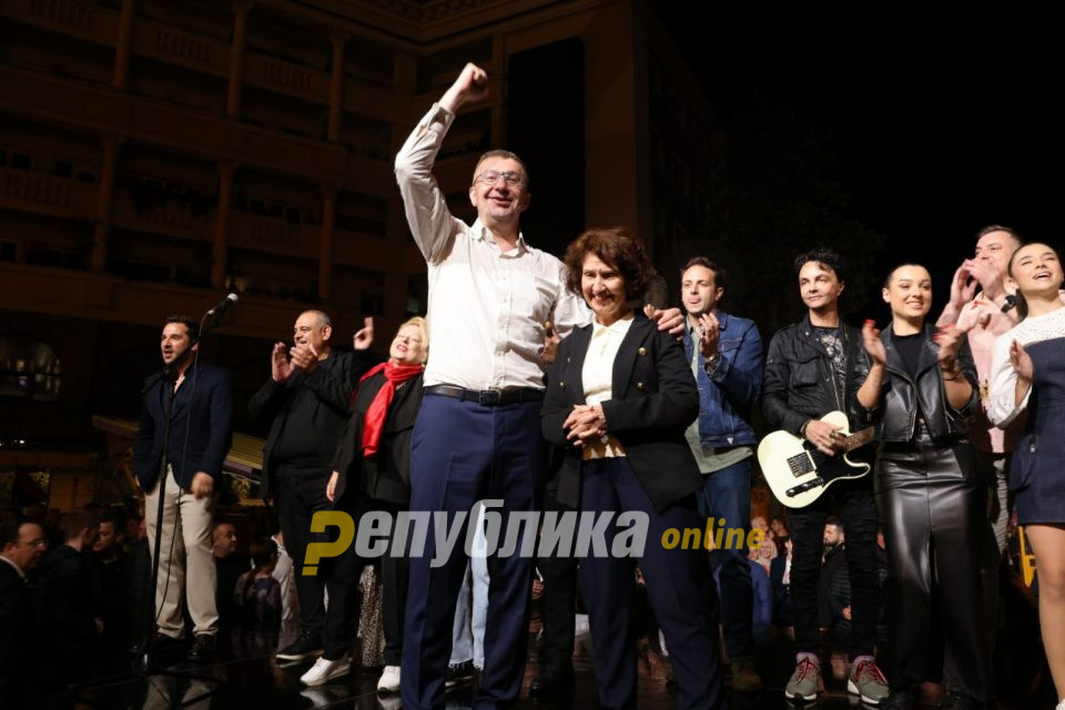 Мицкоски oд плоштадот „Македонија“: Си ја вративме државата