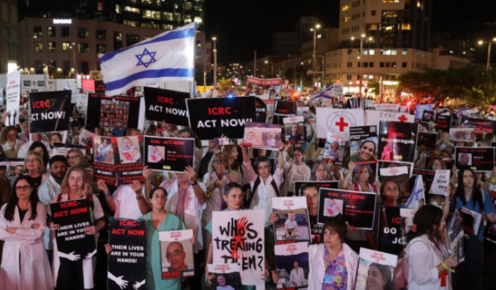 Илјадници демонстрираа во Тел Авив барајќи итен договор за ослободување на заложниците, се обрати Хилари Клинтон