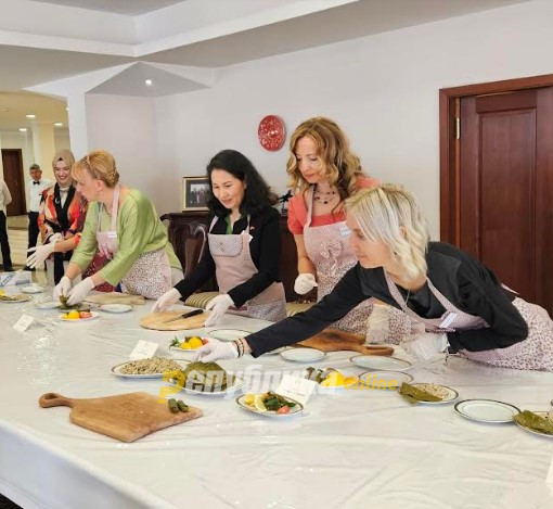 Сопругите на амбасадорите виткаа сарми од лозов лист на гости во резиденцијата на Амбасадата на Турција