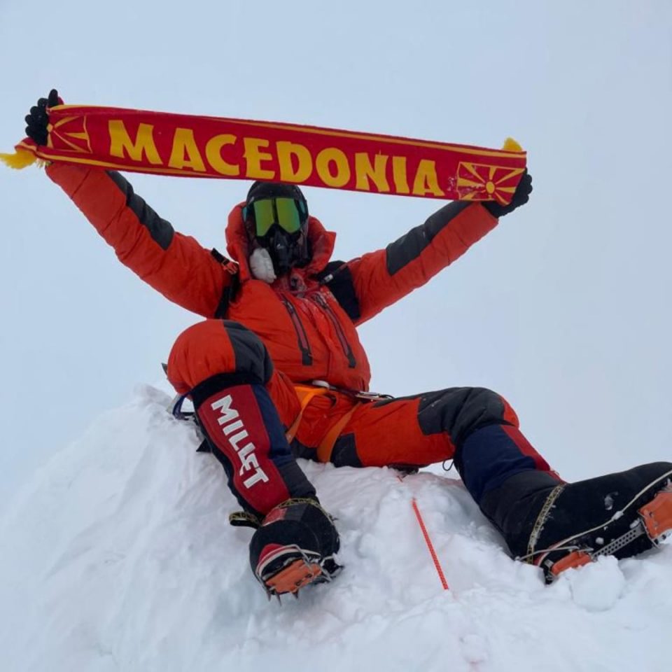 Д-р Кедев ја развеа Македонија и на Лоце, со тоа освои 10 од 14 највисоки врвови во светот