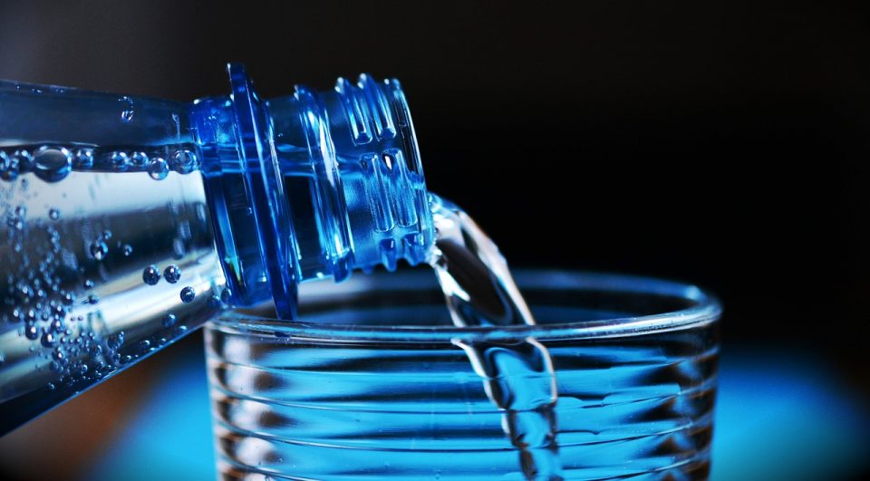 Доктор споделува трик со вода со кој ќе го спречите дебелеењето