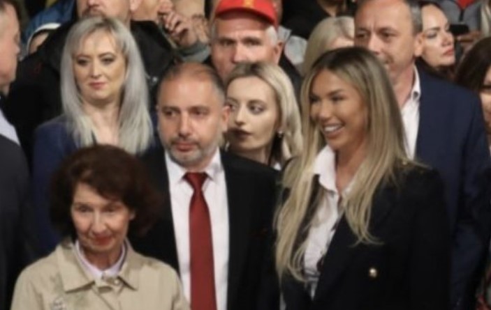 Албанската пејачка во првите редови на митингот на ВМРО-ДПМНЕ