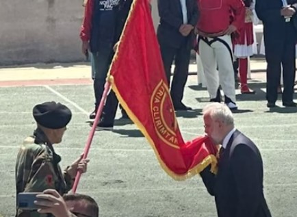 Koмандант Форина го бакна знамето на УЧК