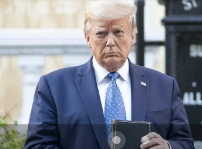 Трамп има нов бизнис -„шитка“ Библии со американско знаме