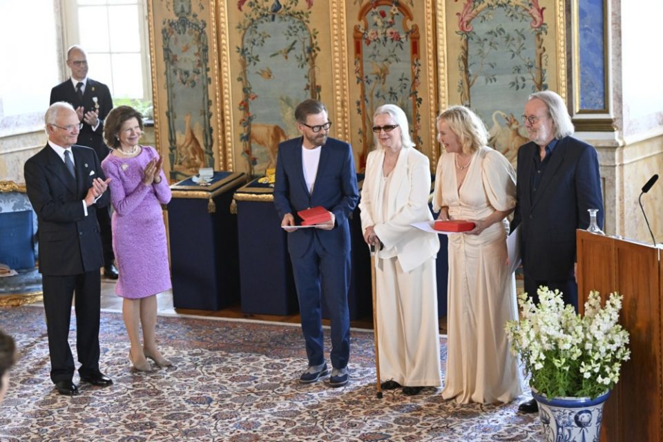 Членовите на групата ABBA добија витешки титули и орден во шведската кралска палата