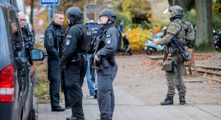 Германската полиција застрела напаѓач во навивачката зона во Хамбург