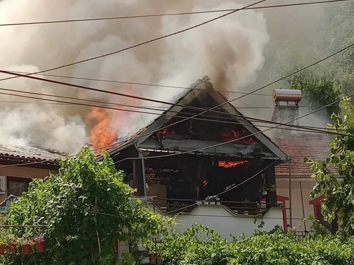Во пожар во Струмица изгореа две куќи, две лица повредени