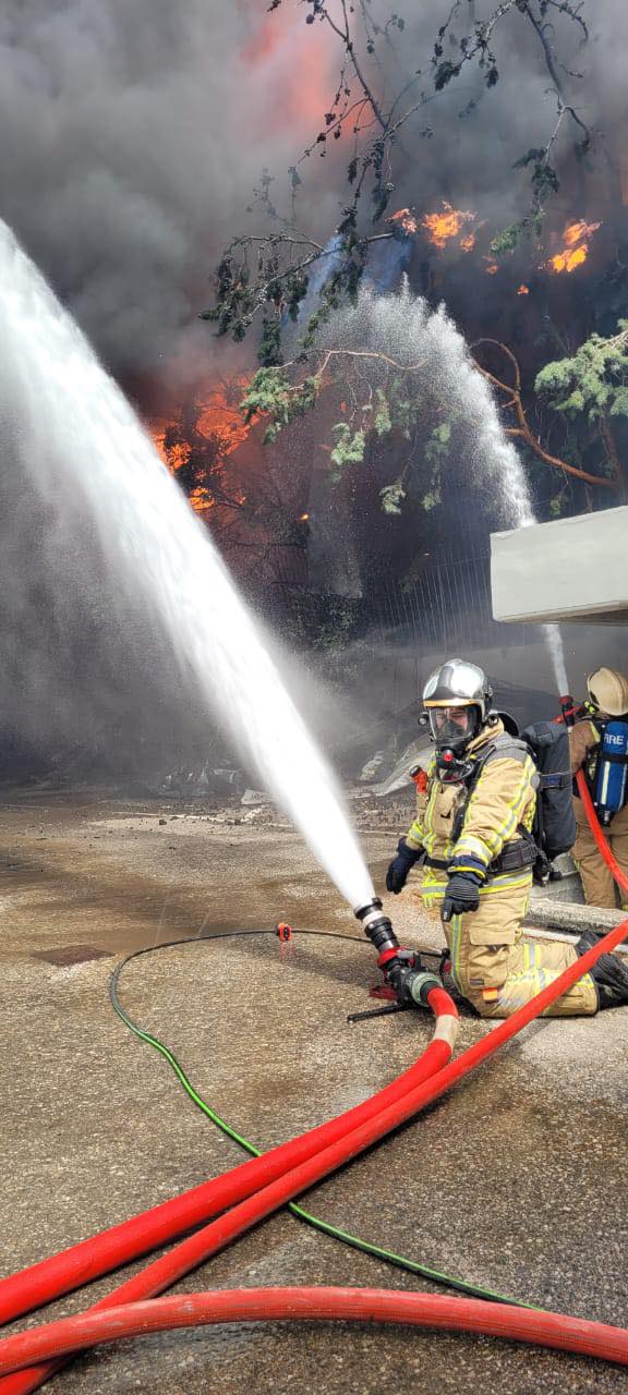 Разорна експлозија и пожар во фабрика во Атина: 45 пожарникари и хеликоптер се борат со огнените јазици