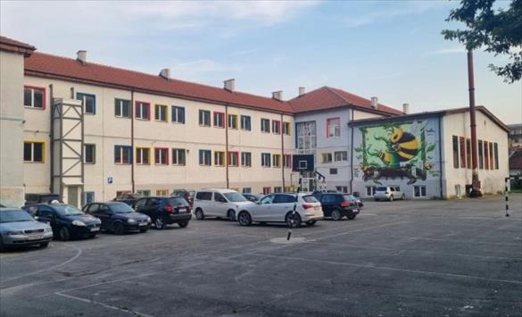 Дворовите на пет училишта во Тетово, ќе бидат бесплатни паркинзи за гастарбајтерите