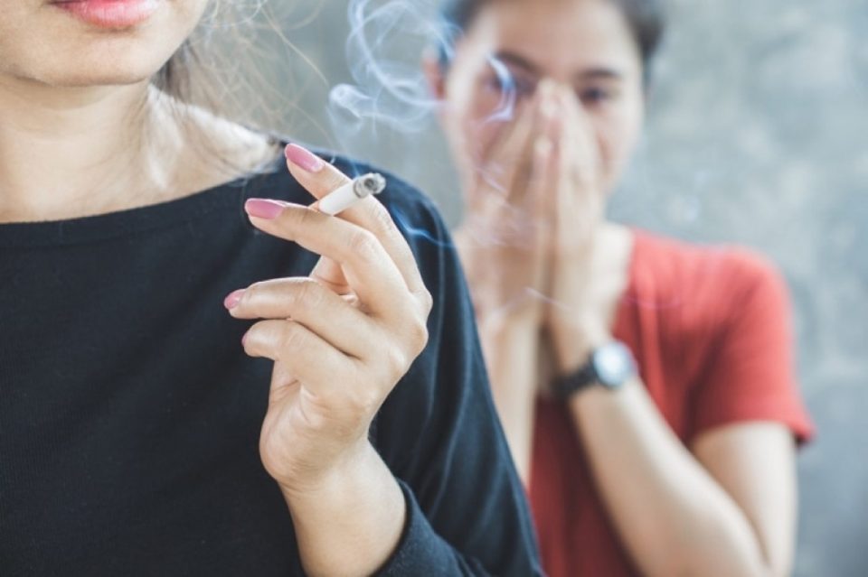 Како да се отстрани непријатниот мирис на цигарите од домот