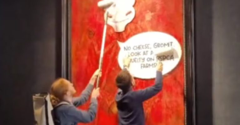 Активисти за правата на животните го вандализираа портретот на британскиот крал Чарлс