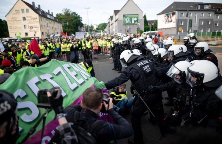 Демонстранти и полицијата имаа жесток судир во германскиот град Есен