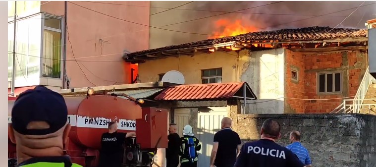 Голем пожар во Скадар во Албанија