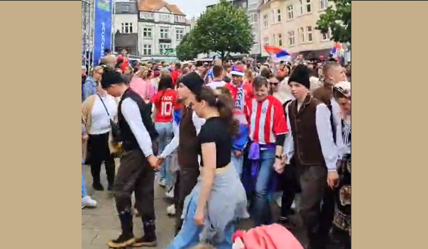 Српските навивачи во Гелзенкирхен масовно заиграа оро пред дуелот со Англија