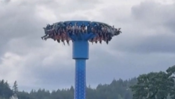 Драма во забавен парк: Луѓе заглавени висат наопаку од 30 метри, посетителите бегаат за да не го гледаат хоророт