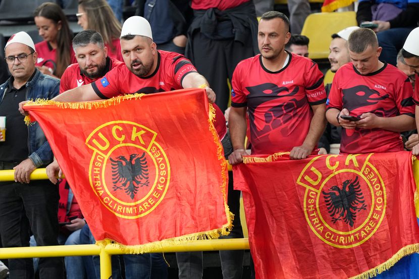 Албанските навивачи на мечот со Италија истакнаа знамиња на „УЧК“