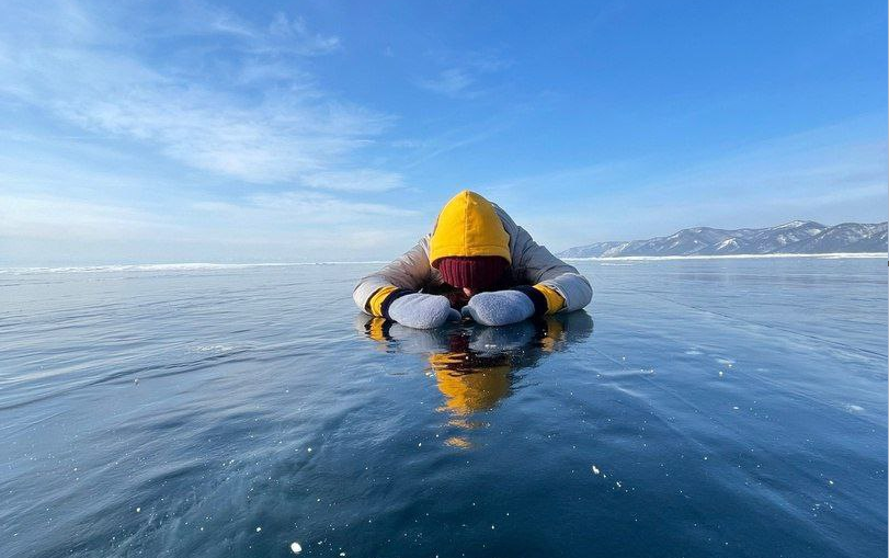 На зима сончевата светлина „тече“ низ проѕирниот мраз дебел и до два метра: Бајкалското е најдлабокото езеро во светот