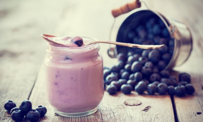 Домашен овошен јогурт: Вистинско летно освежување кое се подготвува за минута