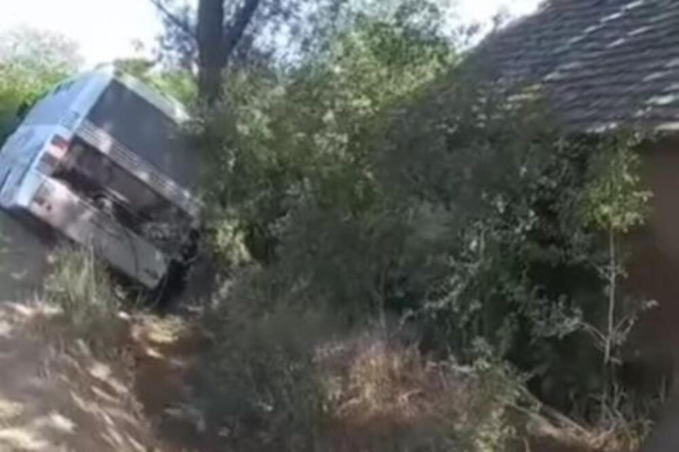 Автобусот тарабата ја срамнил со земја, па завршил во канал на метар од куќа: Први снимки од несреќата во Лазаревац