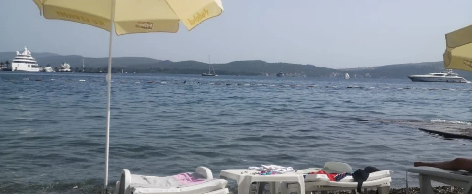 Морето во Црна Гора е потопло од обично, ни цените не се страшни, велат првите туристи