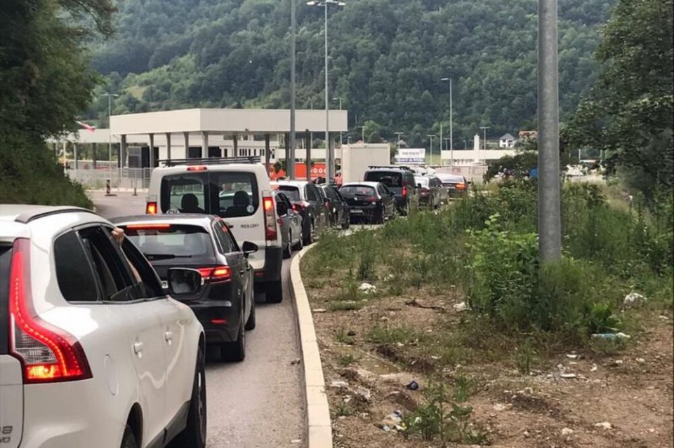 „Штом видат дека излегувате од фришоп, ви ја претресуваат колата“, предупредува Србин за ГП „Дојран“