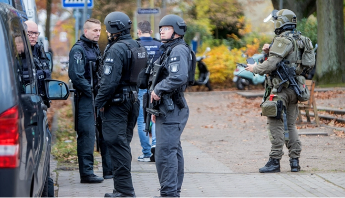 Се приближил до луѓето па почнал да мавта со секира: Германската полиција застрела напаѓач во навивачката зона во Хамбург