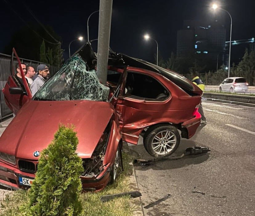 Пожарникари и лекари го извлекувале возачот: Тешка сообраќајка во Скопје