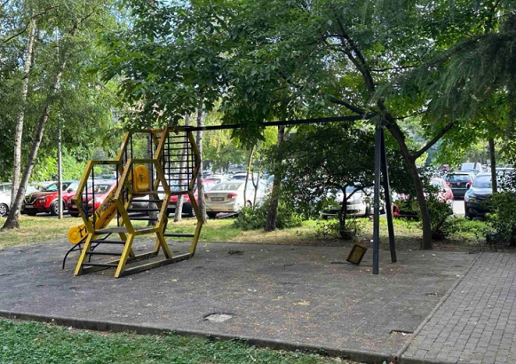 Повторно уништена урбаната опрема и реквизитите на неколку детски игралишта во Центар