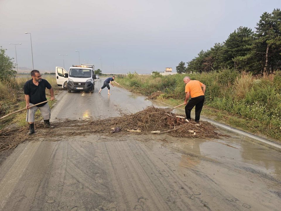 Водата направила и дупка: Расчистен надвозникот кај Кадрифаково кој беше поплавен од невремето