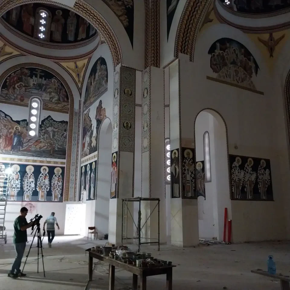 Се гледа крајот на завршувањето на црквата Константин и Елена во Центар